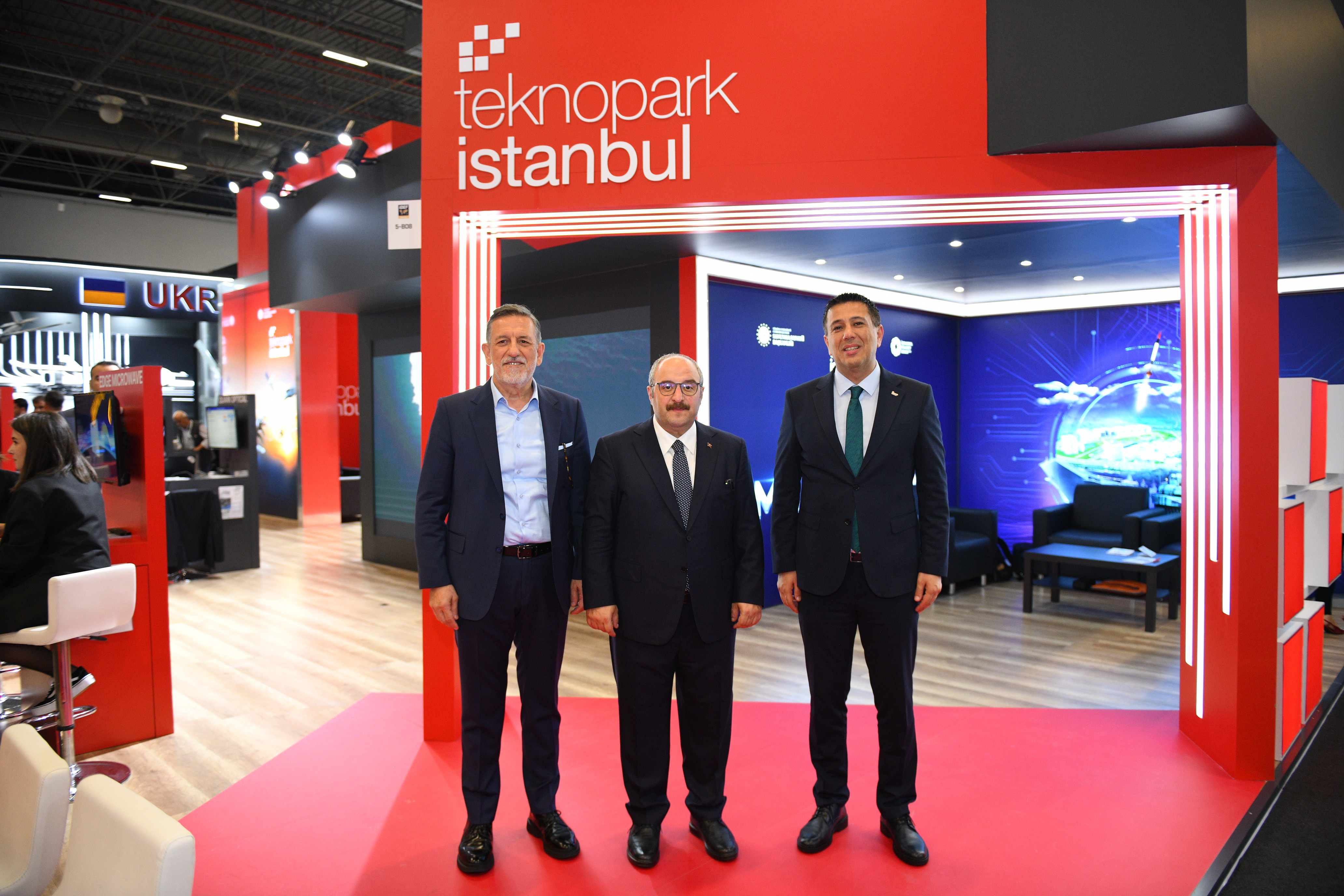 AK Party Bursa Deputy Mr. Mustafa Varank visited the Teknopark Istanbul stand at the IDEF 2025 trade fair.